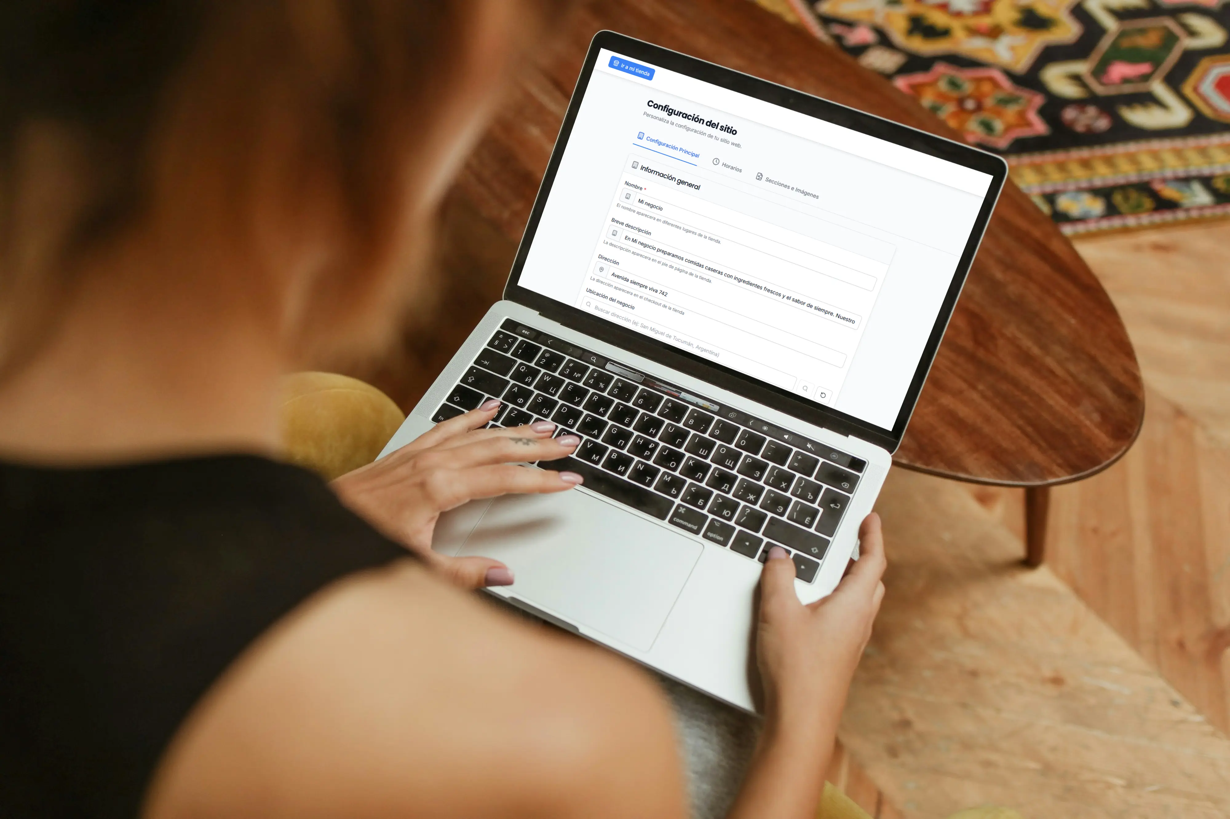 Persona configurando productos en su computadora