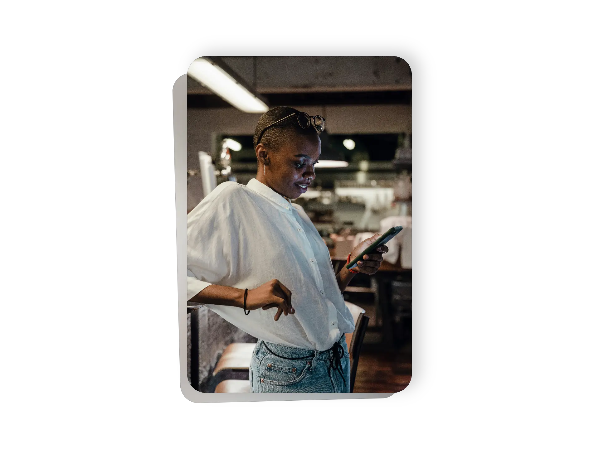 Persona pidiendo un producto desde su celular